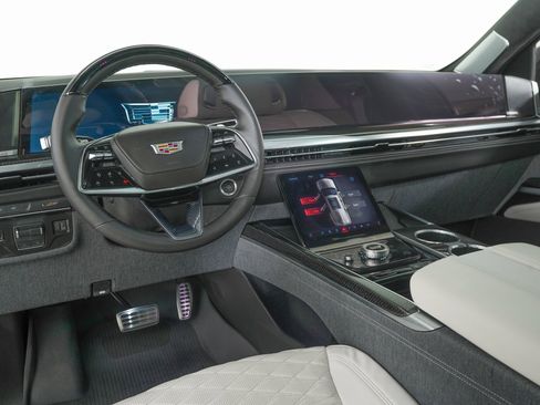 Used 2025 Cadillac Escalade ESV V w/ LPO, ONYX Package image 19