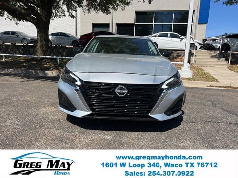 Used 2024 Nissan Altima 2.5 SV FWD image 2
