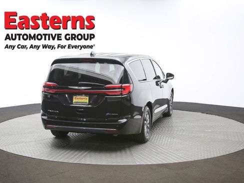 Used 2023 Chrysler Pacifica Touring-L image 35