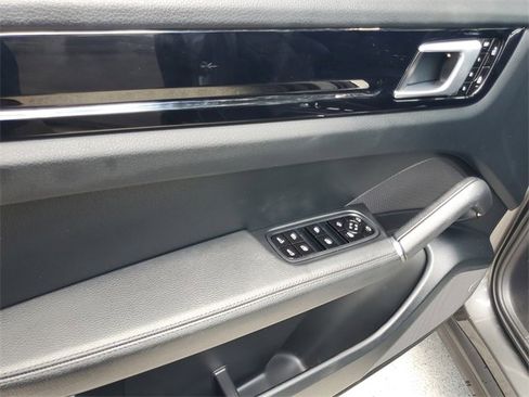 Used 2019 Porsche Cayenne image 18