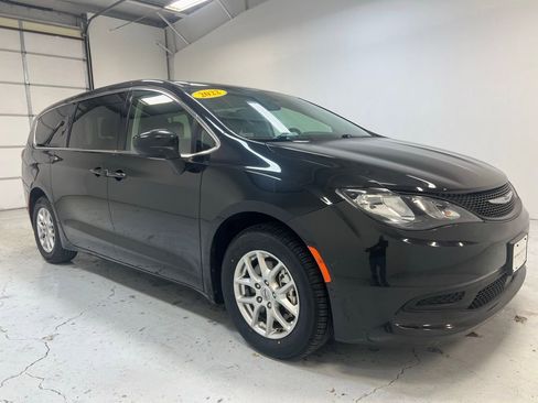Used 2022 Chrysler Voyager LX image 8