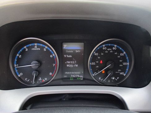 Used 2017 Toyota RAV4 XLE AWD/4WD image 14