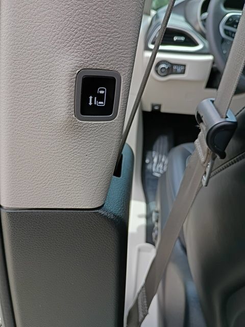 Used 2024 Chrysler Pacifica Limited FWD image 31