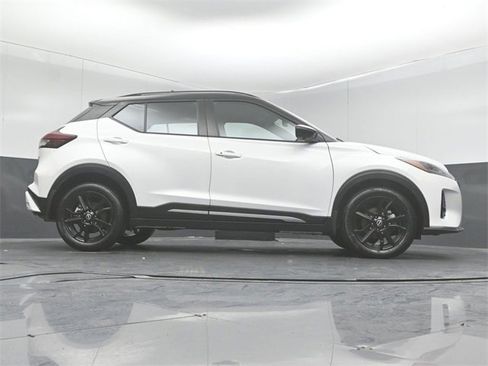 Used 2023 Nissan Kicks SR image 42