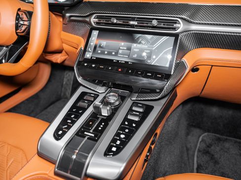 Used 2025 Aston Martin Vanquish image 22