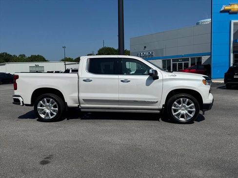 Used 2023 Chevrolet Silverado 1500 High Country w/ High Country Premium Package AWD/4WD image 2