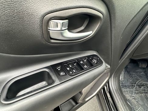 Certified 2022 Jeep Renegade Latitude image 23