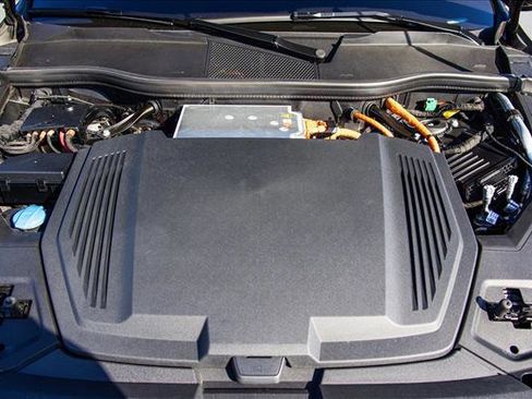 Used 2023 Audi e-tron S Prestige w/ Prestige Package image 28