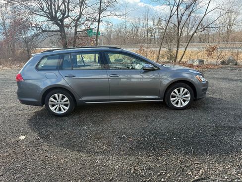 Used 2017 Volkswagen Golf S image 7