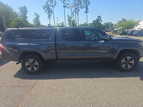 Used 2018 Toyota Tacoma TRD Sport AWD/4WD image 4