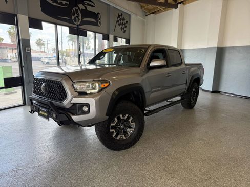 Used 2018 Toyota Tacoma TRD Off-Road RWD image 3