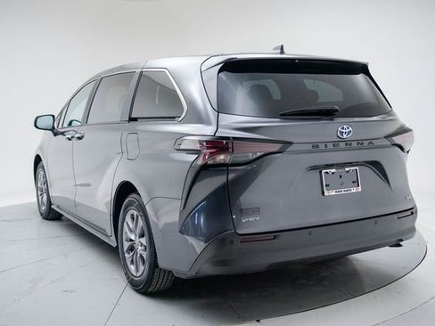 Used 2025 Toyota Sienna XLE image 3