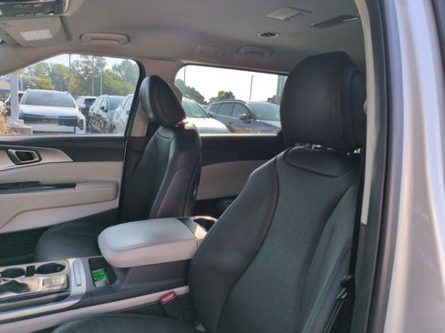 Used 2023 Kia Carnival LX FWD image 14