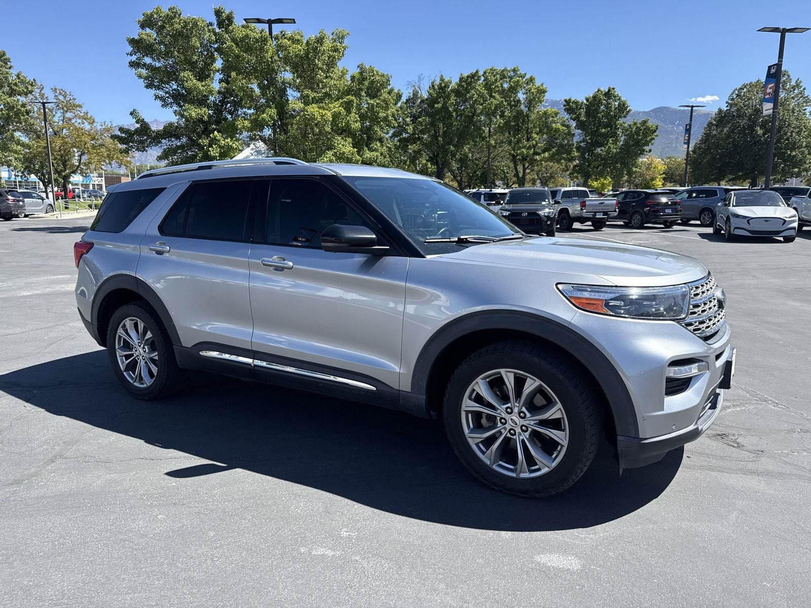 Used 2021 Ford Explorer Limited w/ Equipment Group 301A AWD/4WD image 4
