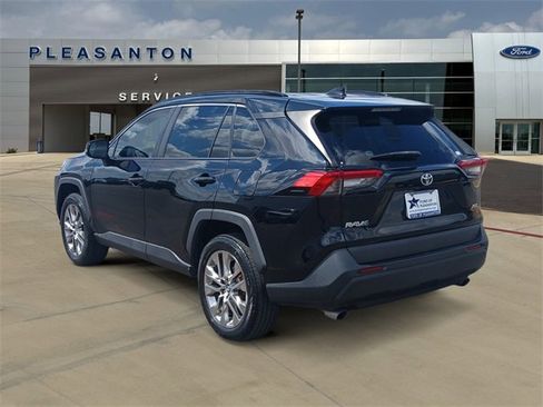 Used 2021 Toyota RAV4 XLE Premium image 3