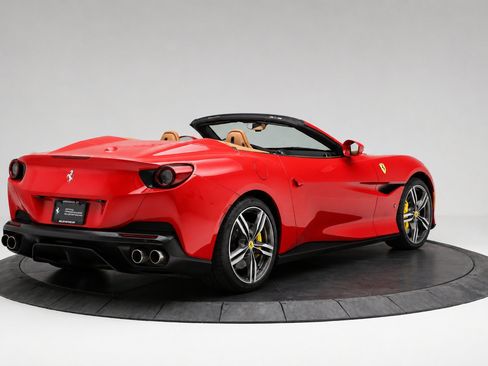 Used 2019 Ferrari Portofino RWD image 3