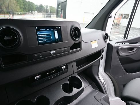 Used 2024 Mercedes-Benz Sprinter 2500 image 14