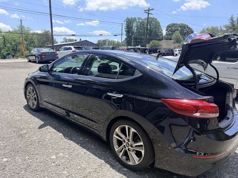 Used 2017 Hyundai Elantra Limited w/ Limited Tech Package 04 FWD image 9