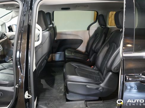 Used 2022 Chrysler Pacifica Touring-L image 24