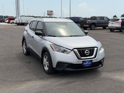 Used 2018 Nissan Kicks S FWD image 3