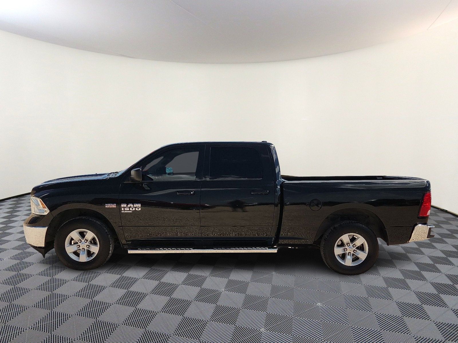 Used 2021 RAM 1500 Classic SLT AWD/4WD image 2