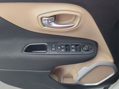 Used 2015 Jeep Renegade Latitude w/ Popular Equipment Group image 25