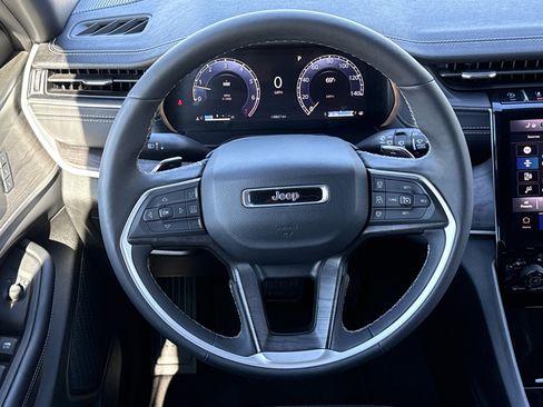 Used 2025 Jeep Grand Cherokee Limited image 28