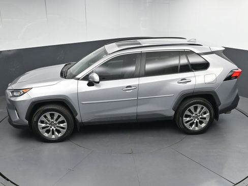 Used 2021 Toyota RAV4 XLE Premium image 38