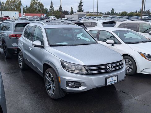 Used 2017 Volkswagen Tiguan SEL AWD/4WD image 9