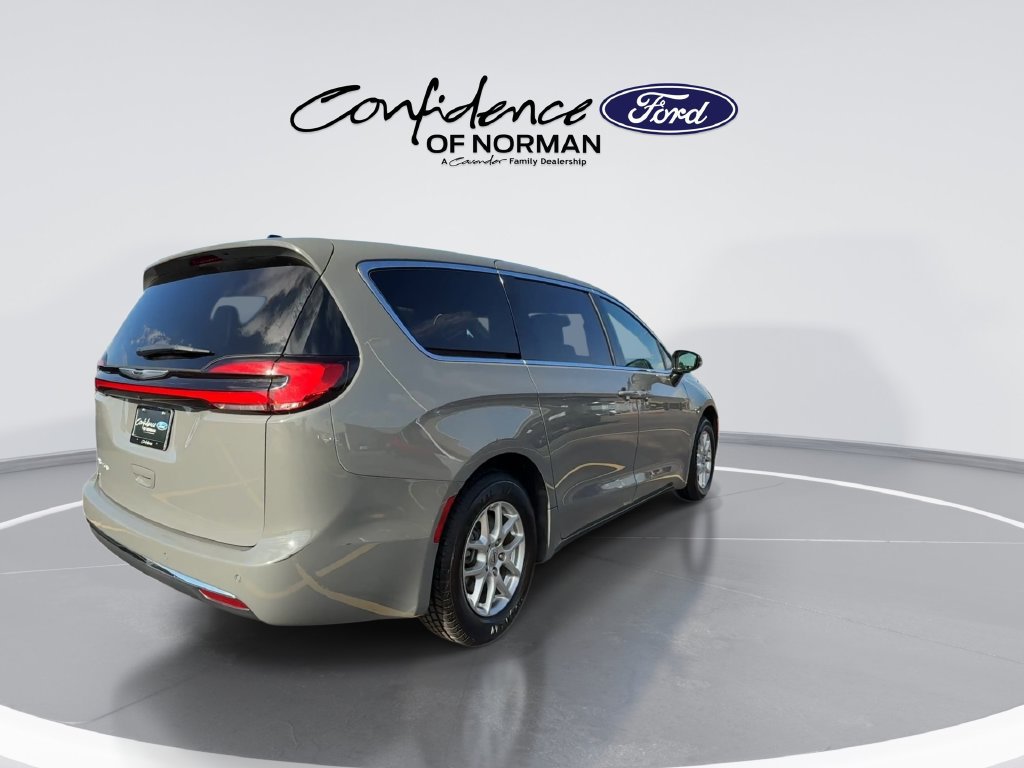 Used 2025 Chrysler Pacifica Select FWD image 9