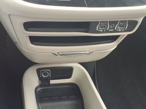 Used 2024 Chrysler Pacifica Touring-L image 14