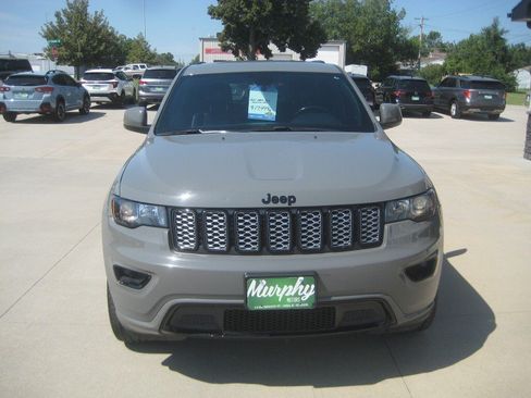 Used 2021 Jeep Grand Cherokee Laredo X AWD/4WD image 3