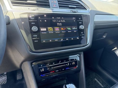 Used 2024 Volkswagen Tiguan SE w/ Panoramic Sunroof Package FWD image 17