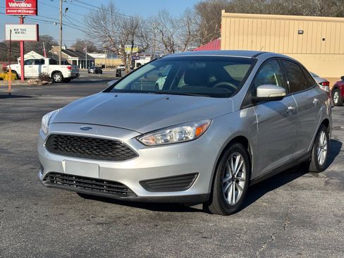 Used 2017 Ford Focus SE image 1