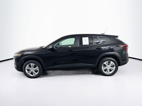 Used 2025 Chevrolet Trax LS FWD image 4