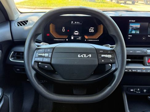 Used 2025 Kia K4 LXS image 29