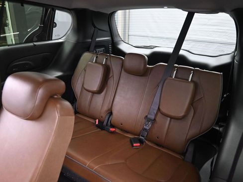 Used 2018 Chrysler Pacifica Limited image 14