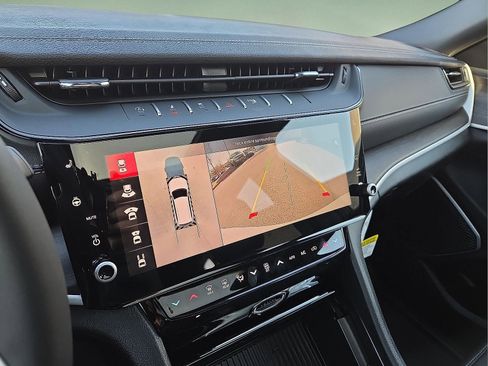 New 2026 Jeep Grand Cherokee Limited w/ Luxury Tech Group II image 17