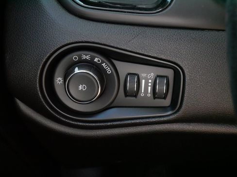 Used 2018 Jeep Renegade Altitude AWD/4WD image 28