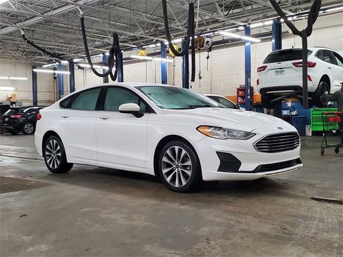 Used 2020 Ford Fusion SE image 1