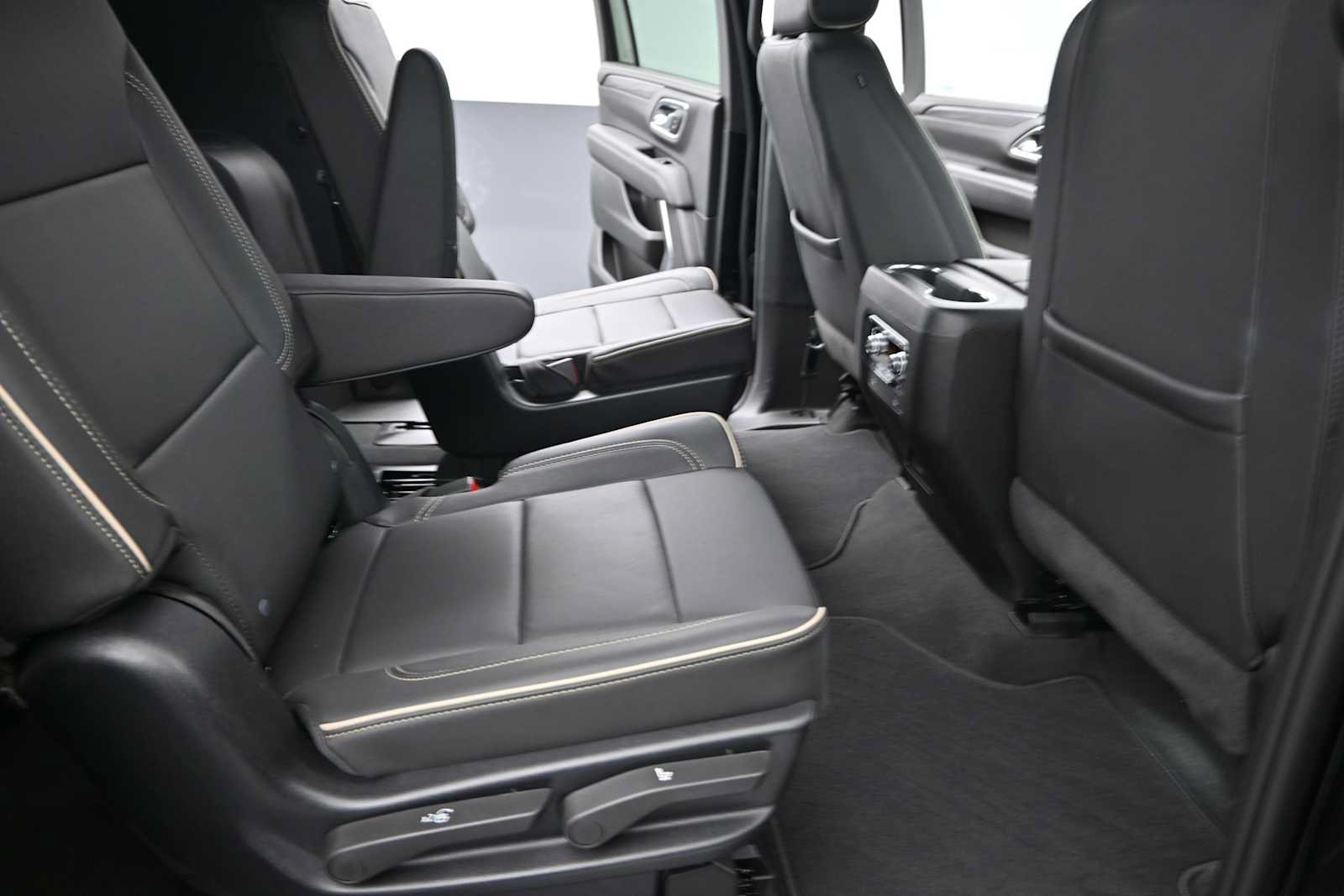Used 2024 GMC Yukon XL SLT w/ SLT Luxury Package AWD/4WD image 25