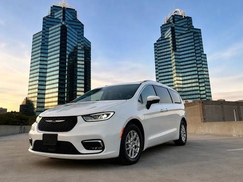 Used 2023 Chrysler Pacifica Touring-L FWD image 1