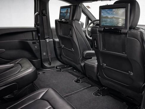 Used 2023 Chrysler Pacifica Touring-L w/ Uconnect Theater Family Group image 22