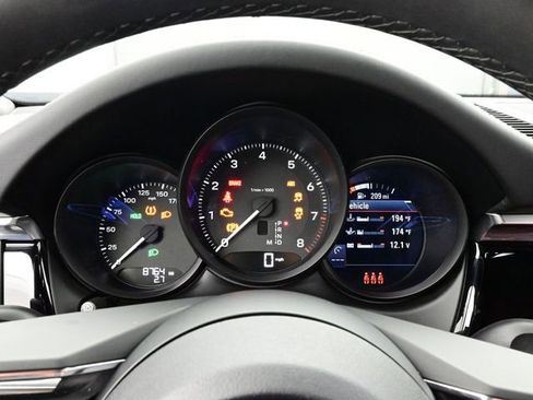 Certified 2025 Porsche Macan AWD/4WD image 9