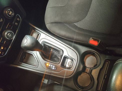 Used 2019 Jeep Cherokee Latitude w/ Popular Appearance Group FWD image 26