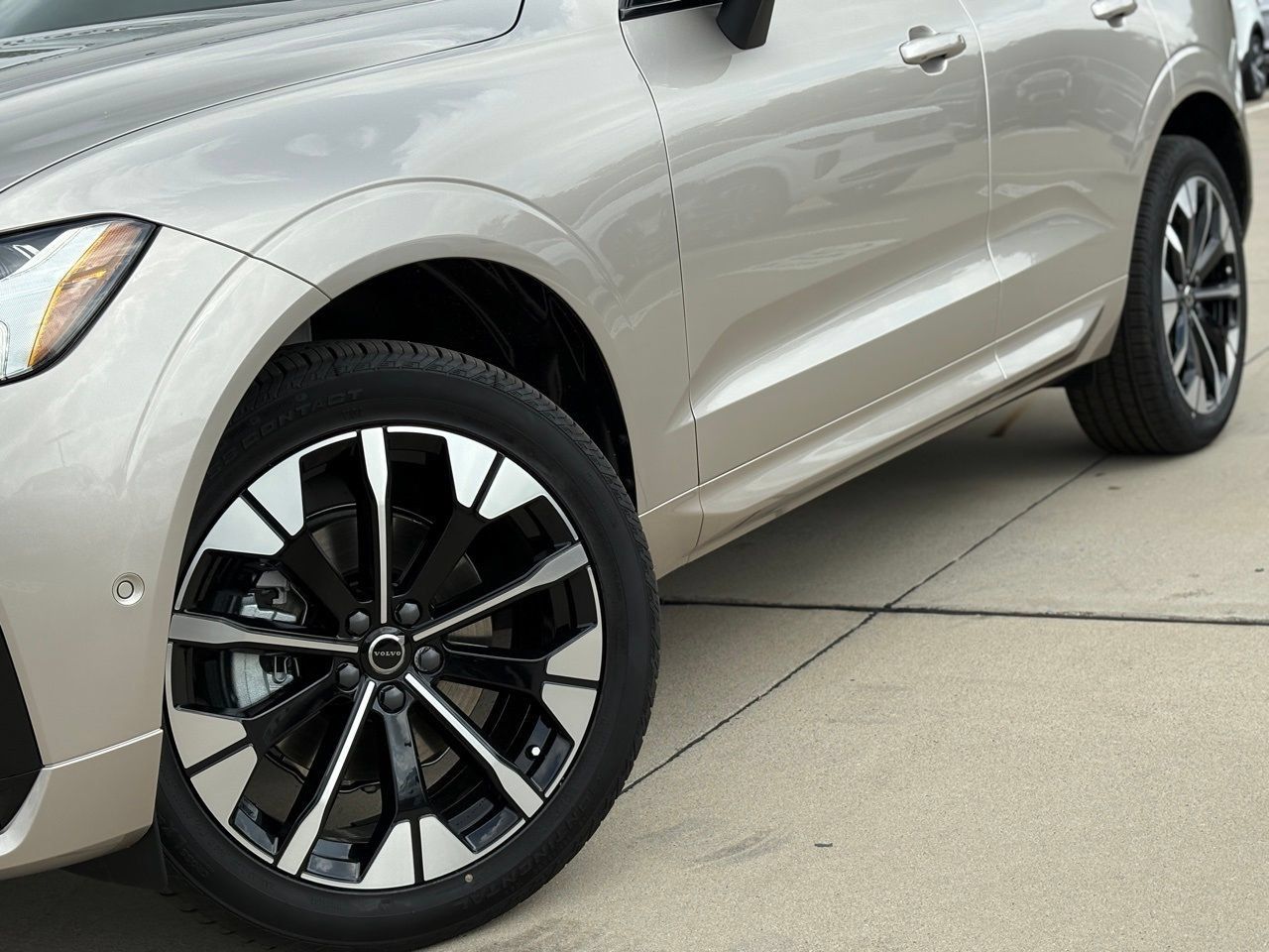 New 2026 Volvo XC60 B5 Plus w/ Protection Package Premier AWD/4WD image 8