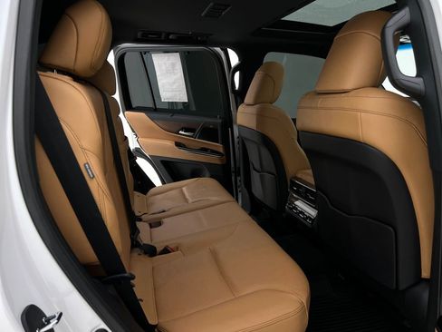 Used 2024 Lexus LX 600 4WD w/ Luxury Package image 17