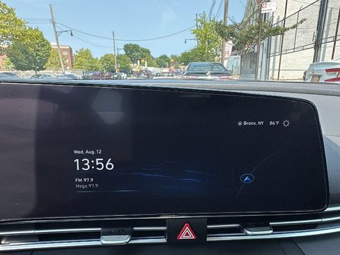 Used 2024 Hyundai Elantra Limited FWD image 19