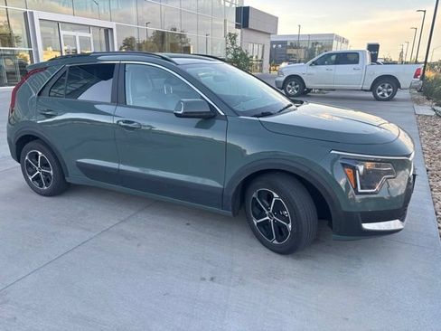 Used 2024 Kia Niro EX w/ EX Cold Weather Package FWD image 8