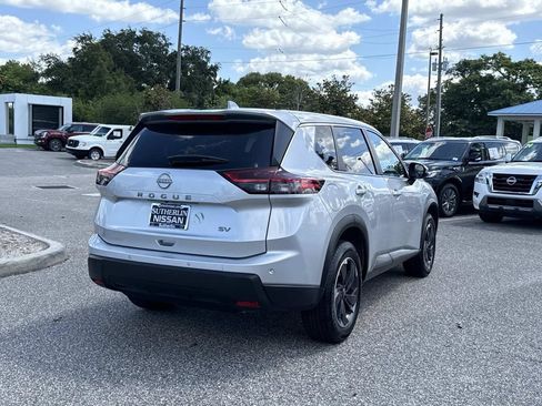 Certified 2024 Nissan Rogue SV FWD image 4